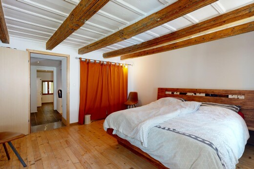 zimmer / schlafzimmer mit beamed ceiling, balkendecke, wood finish floor, holzfußboden, und drywall