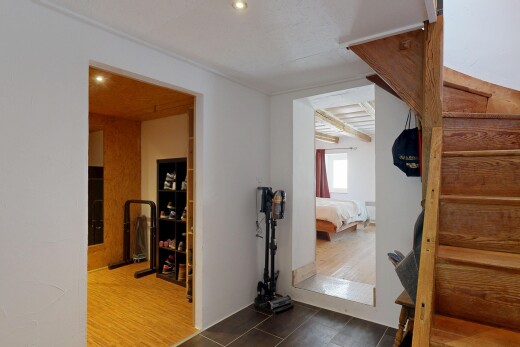 treppe mit einbauleuchten, drywall, gipskartonwand, natürliches licht, und wood finish floor