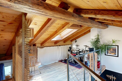 treppe mit wood finish floor, holzfußboden, beamed ceiling, balkendecke, und high end ceiling