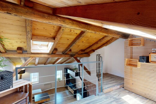 treppe mit dachfenster, wood ceiling, holzdecke, inside property, und wood finish floor