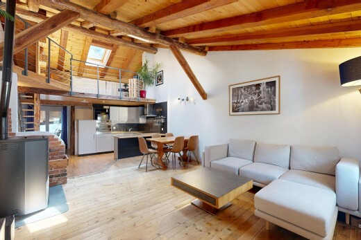wohn- / esszimmer mit holzfußboden, wood finish floor, holzdecke, wood ceiling, und balkendecke