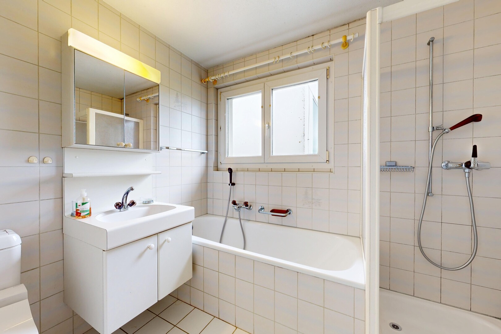 bad mit bad, komplettes badezimmer, spiegel, dusche, und schminktisch