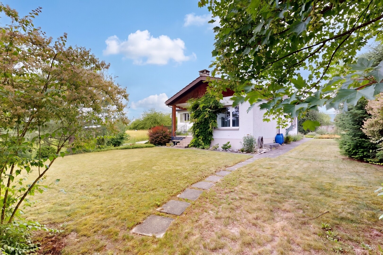 garten mit from property, rasen, day time, und veranda