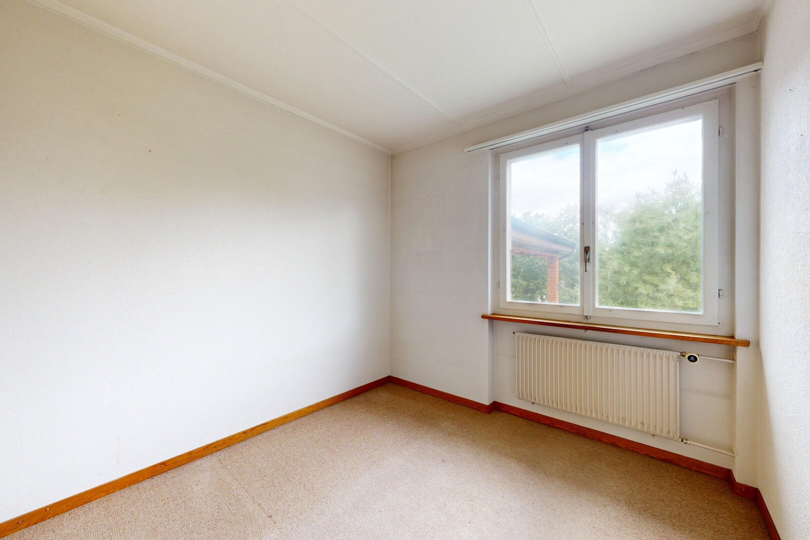 leerer raum mit kühler, teppich, carpet, inside property, und gipskartonwand
