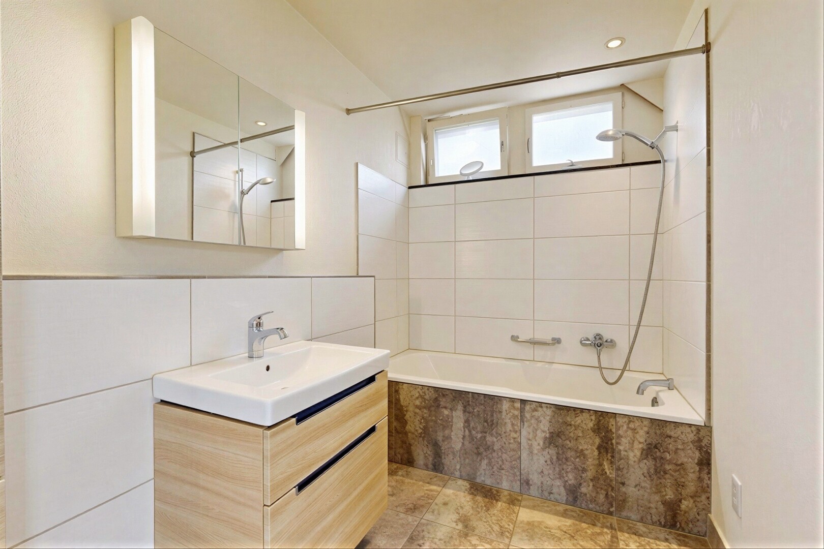 bad mit spiegel, schminktisch, komplettes badezimmer, kombiniertes bad / dusche, und light floor