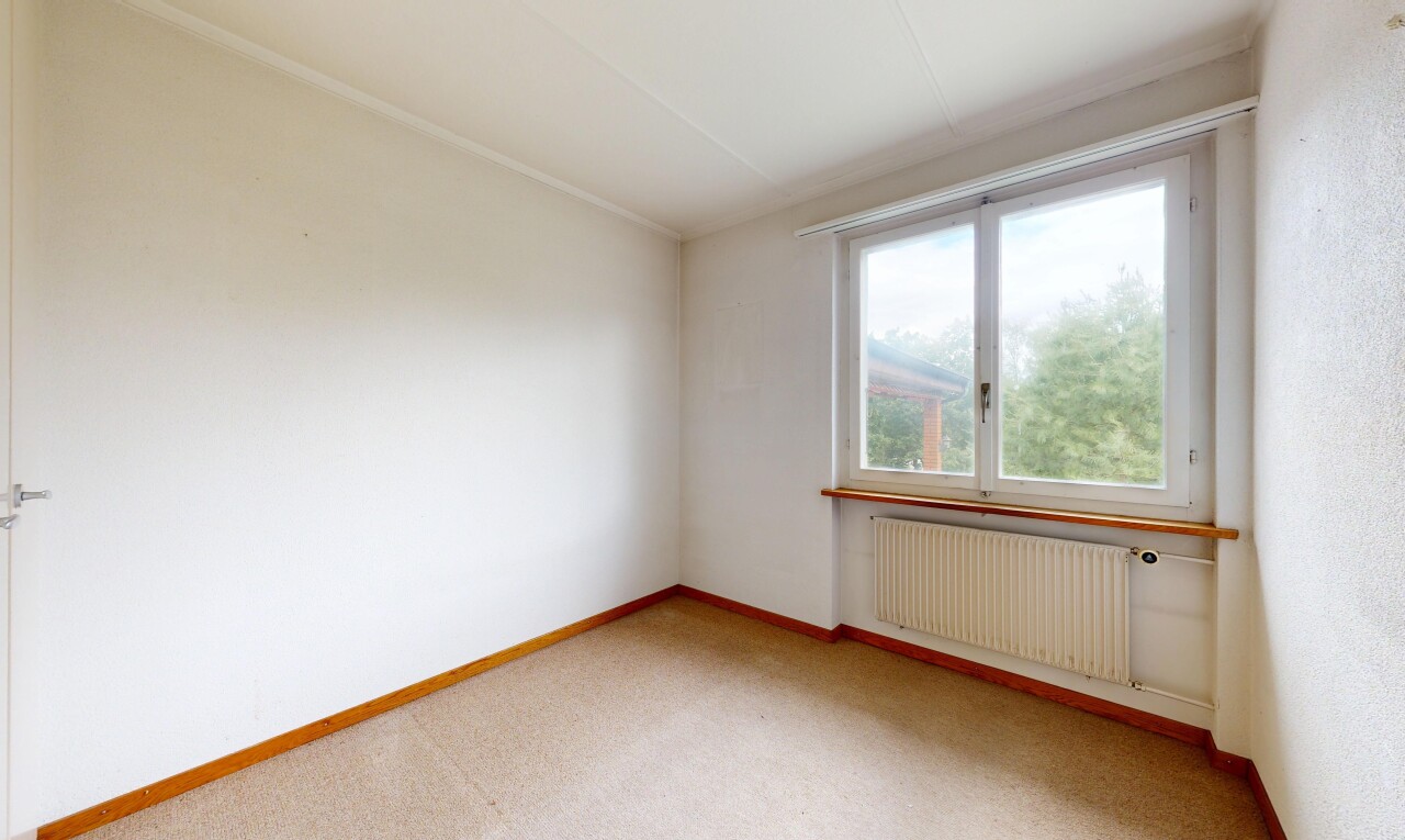 leerer raum mit kühler, teppich, carpet, inside property, und gipskartonwand