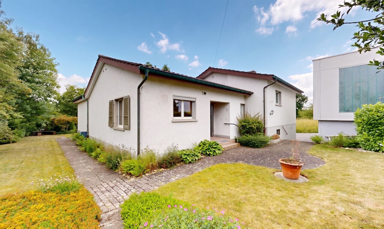 außenansicht mit property visible, rasen, stuckverkleidung, day time, und vortreppe
