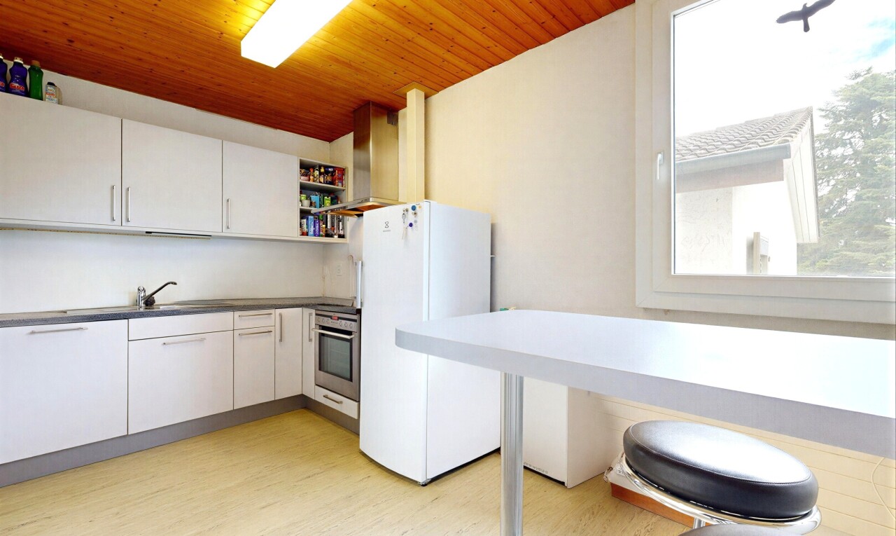 küche mit kühlschrank, natürliches licht, natural light, light floor, und open shelves