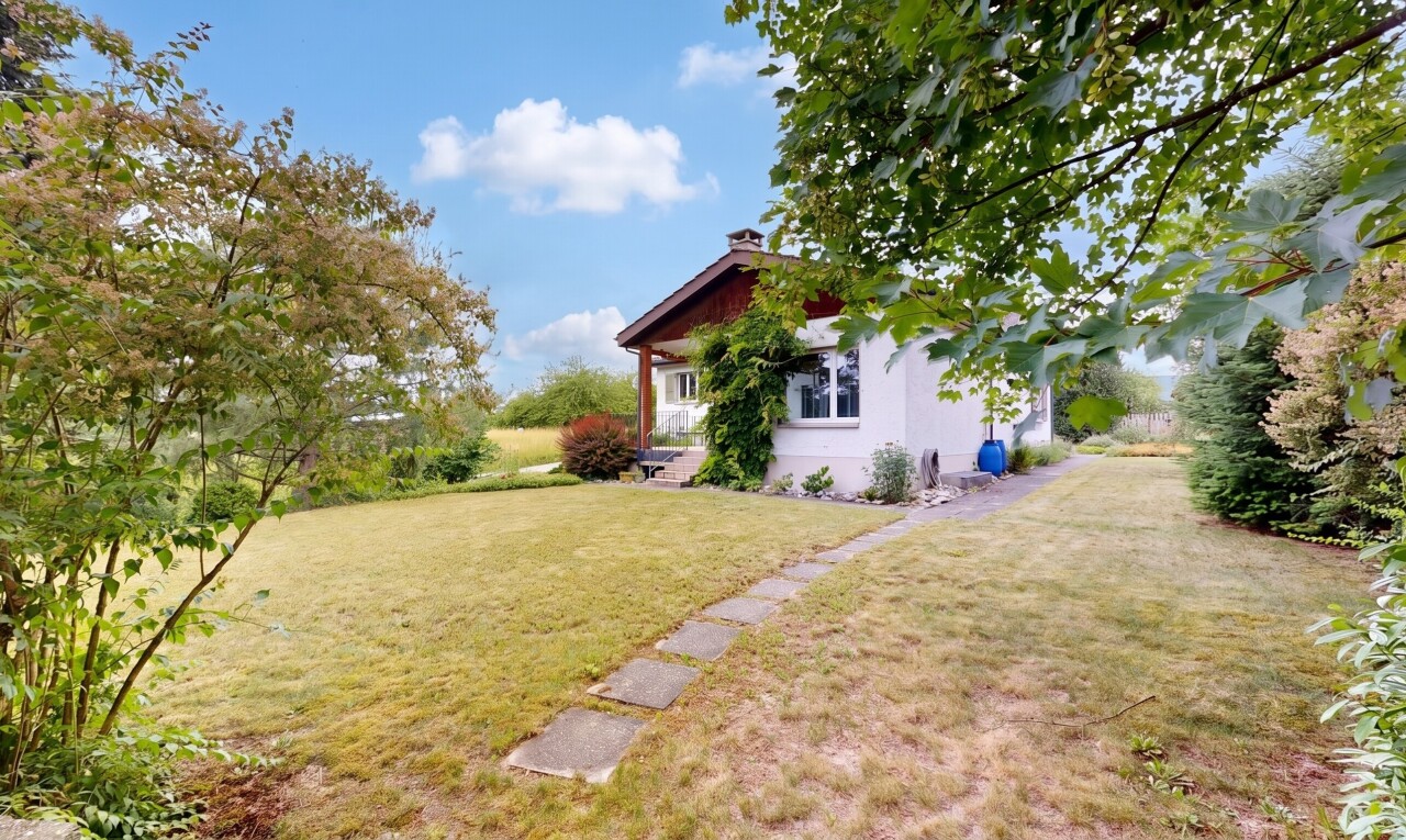 garten mit from property, rasen, day time, und veranda