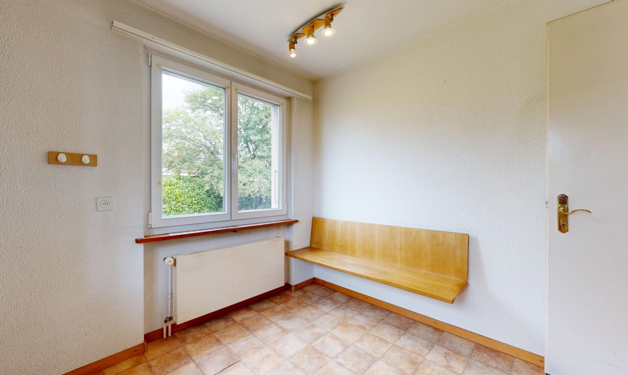 leerer raum mit kühler, sockelleisten, baseboards wall, vinyl tile, und vinylboden