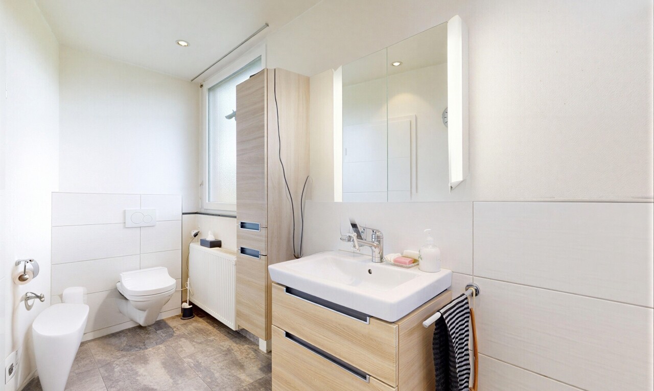 bad mit fliesenwand, tile wall, spiegel, schminktisch, und inside property
