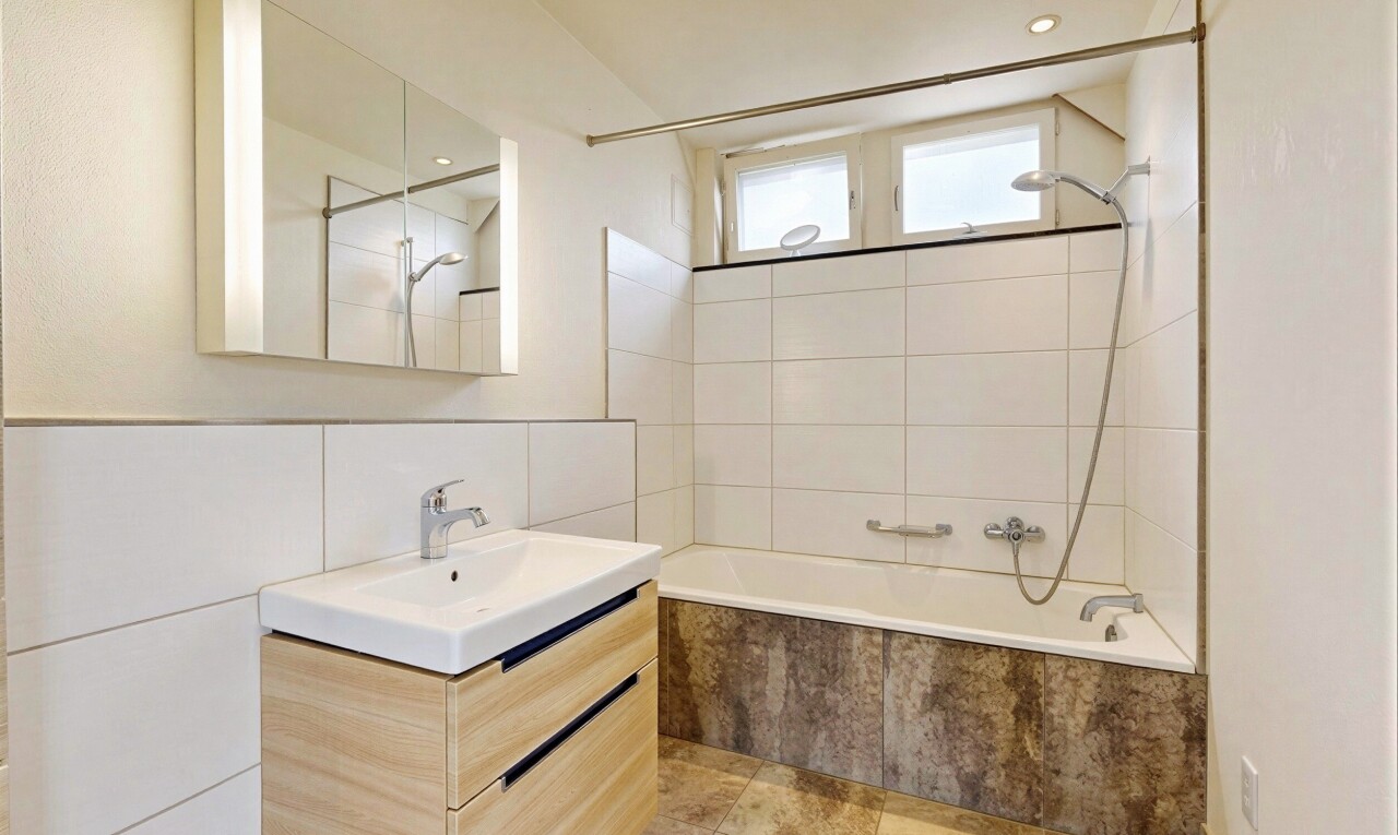 bad mit spiegel, schminktisch, komplettes badezimmer, kombiniertes bad / dusche, und light floor
