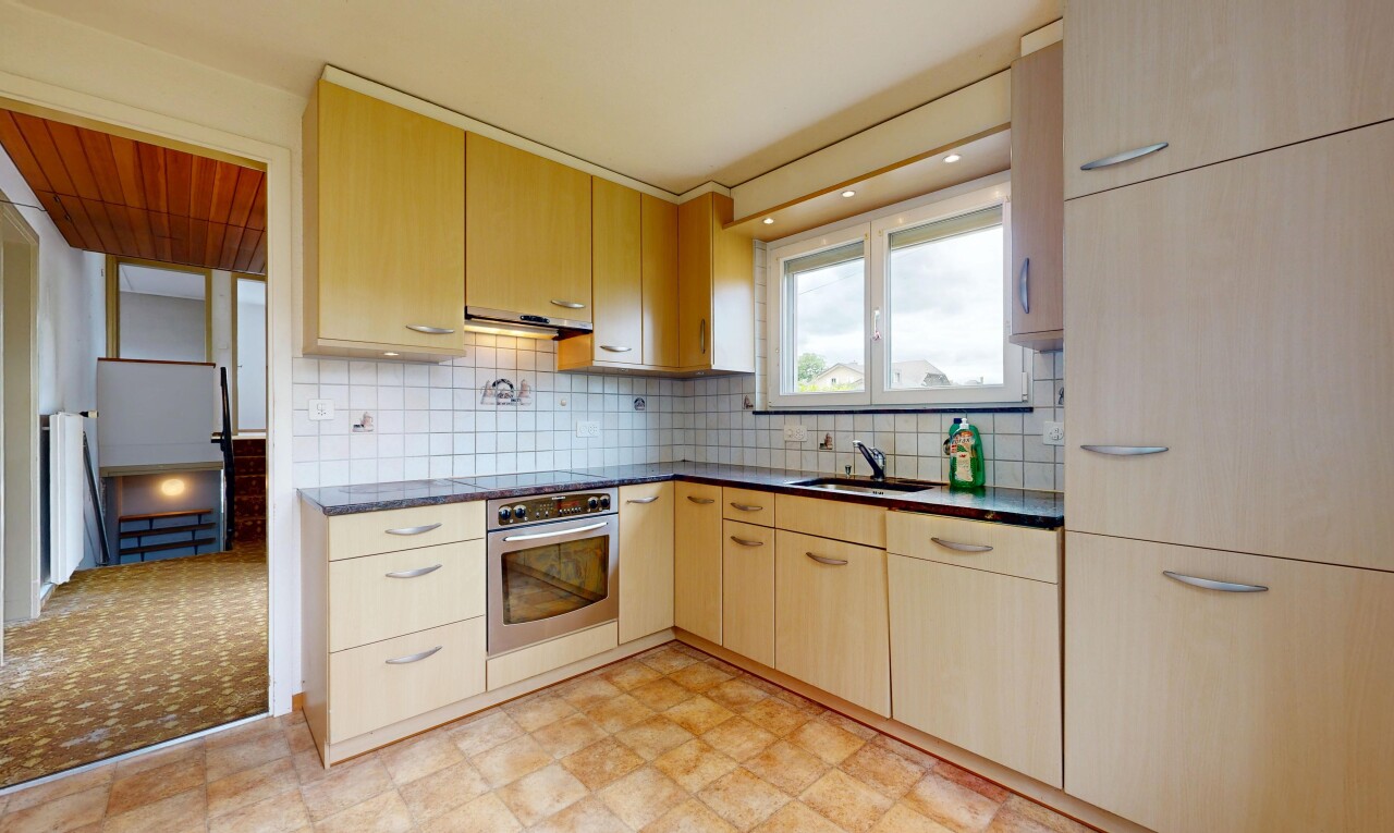 küche mit dark countertops, arbeitsplatten, light brown cabinets, hellbraune schränke, und ofen