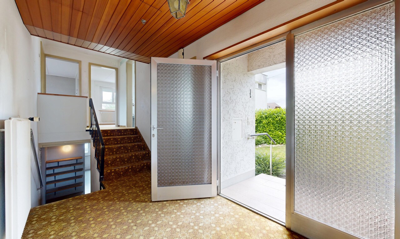 leerer raum mit holzdecke, wood ceiling, inside property, treppen, und natürliches licht