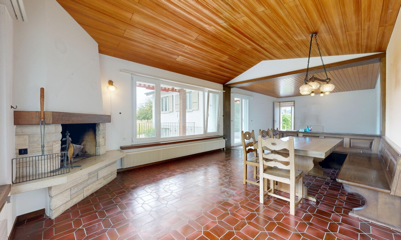 esszimmer mit inside property, kühler, natürliches licht, natural light, und holzdecke