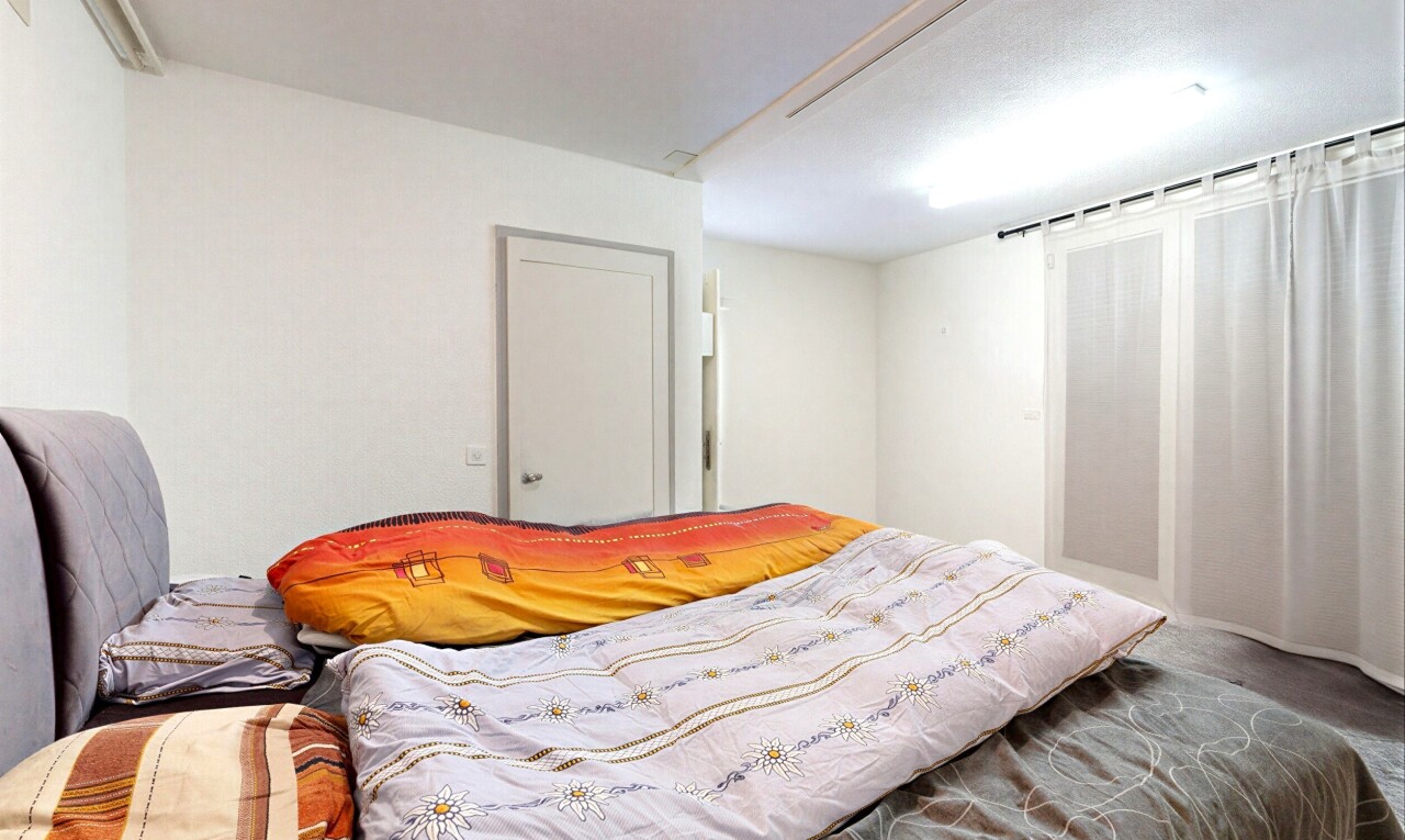 zimmer / schlafzimmer mit gipskartonwand, drywall, und inside property