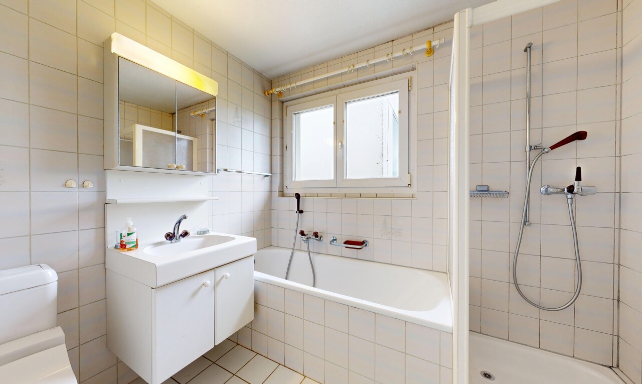 bad mit bad, komplettes badezimmer, spiegel, dusche, und schminktisch