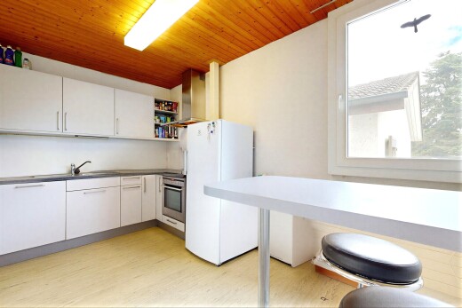 küche mit kühlschrank, natürliches licht, natural light, light floor, und open shelves