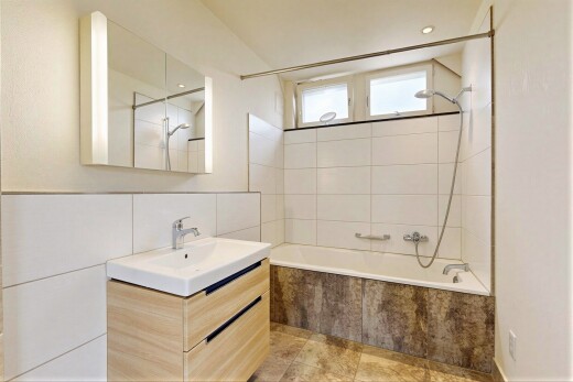 bad mit spiegel, schminktisch, komplettes badezimmer, kombiniertes bad / dusche, und light floor
