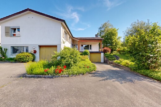 außenansicht mit day time, property visible, eingebaute garage, auffahrt, und stuckverkleidung