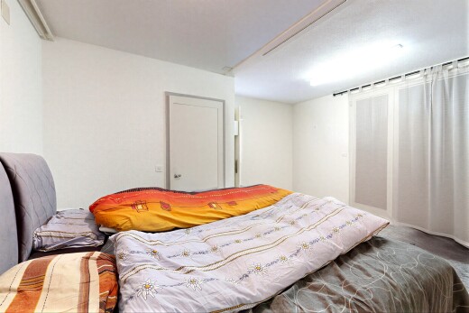 zimmer / schlafzimmer mit gipskartonwand, drywall, und inside property