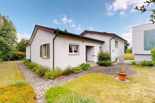 außenansicht mit property visible, rasen, stuckverkleidung, day time, und vortreppe