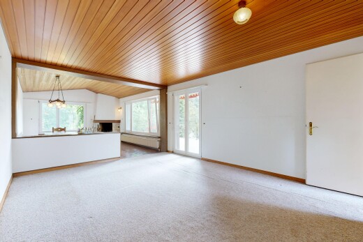 leerer raum mit holzdecke, wood ceiling, gipskartonwand, drywall, und teppich