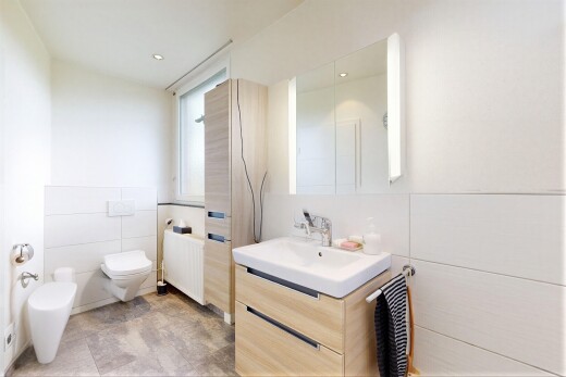 bad mit fliesenwand, tile wall, spiegel, schminktisch, und inside property