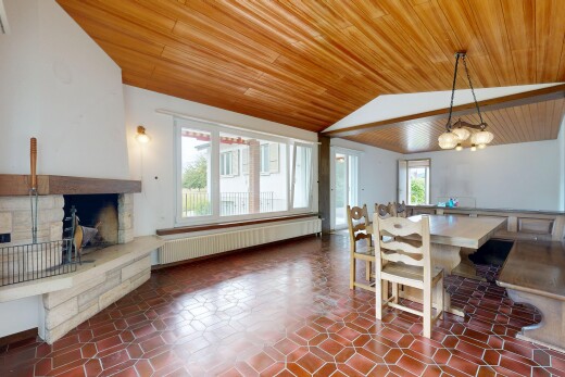 esszimmer mit inside property, kühler, natürliches licht, natural light, und holzdecke