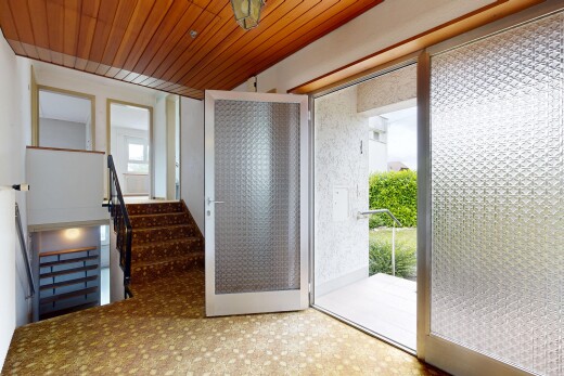 leerer raum mit holzdecke, wood ceiling, inside property, treppen, und natürliches licht
