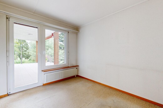 leerer raum mit kühler, teppich, carpet, natürliches licht, und natural light