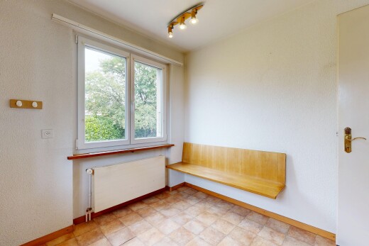 leerer raum mit kühler, sockelleisten, baseboards wall, vinyl tile, und vinylboden