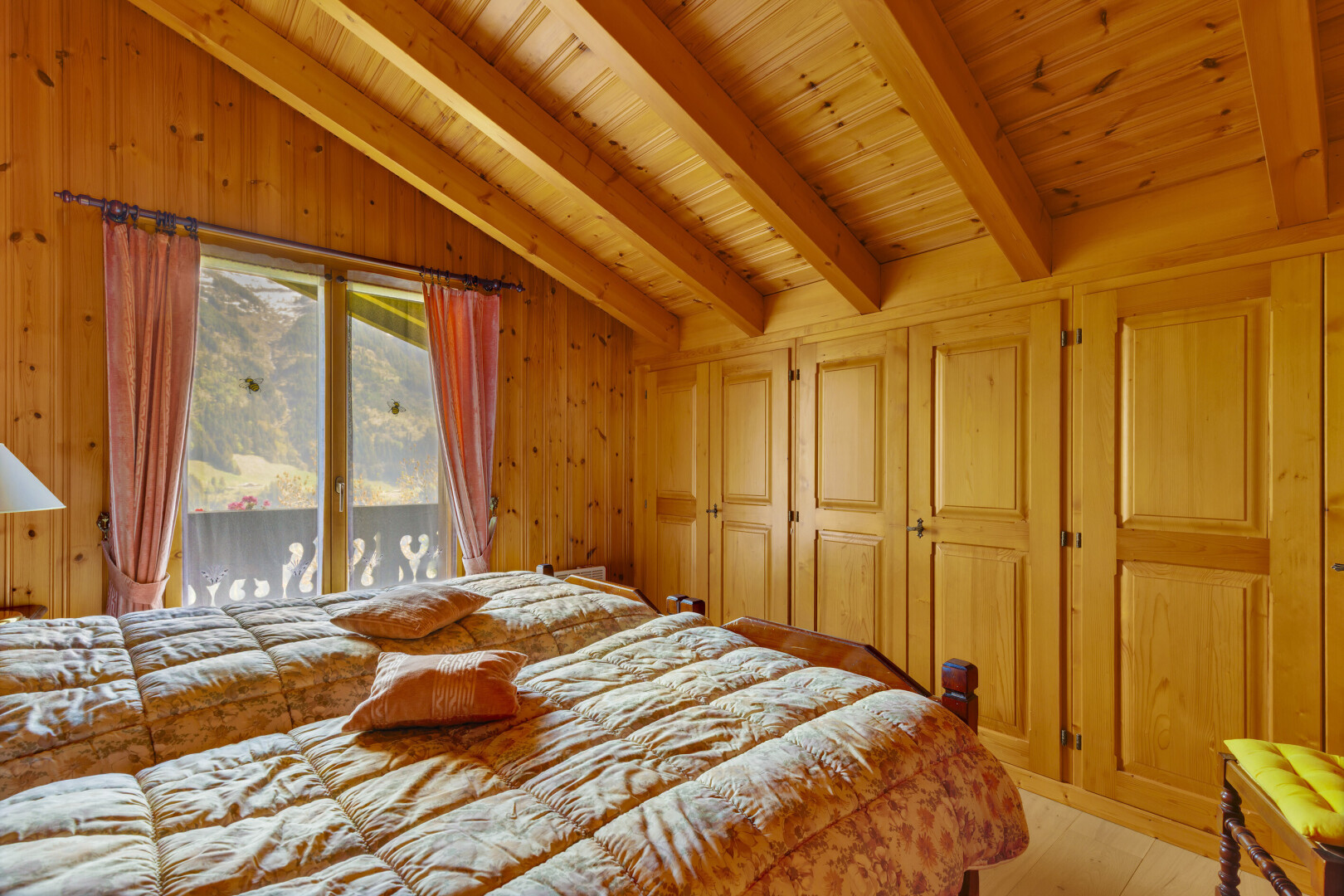 zimmer / schlafzimmer mit außenzugang, natürliches licht, natural light, balkendecke, und beamed ceiling