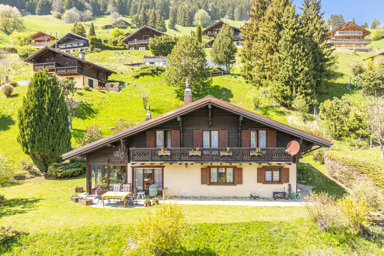 außenansicht mit rasen, terrasse, property visible, und balkon