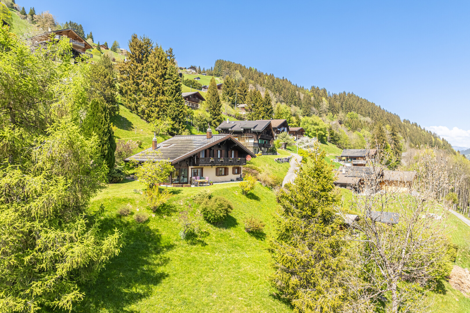 außenansicht mit day time, rasen, und property visible