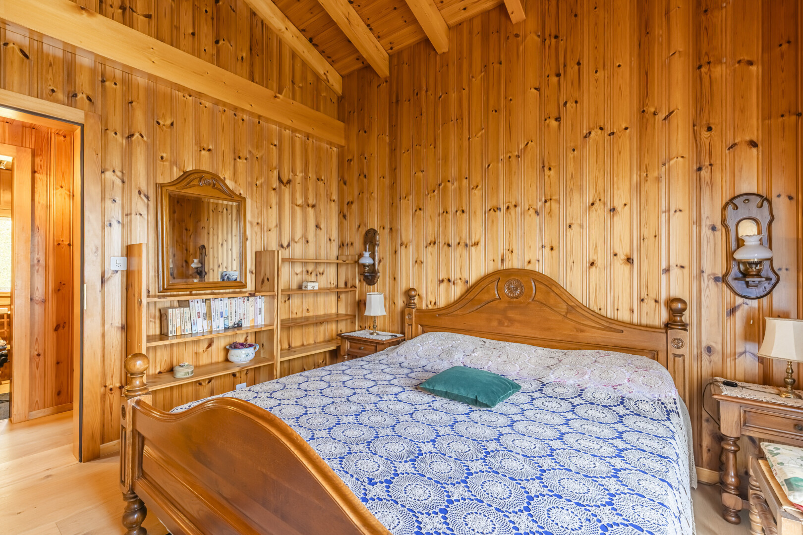 zimmer / schlafzimmer mit inside property, balkendecke, beamed ceiling, dachschräge, und vaulted ceiling