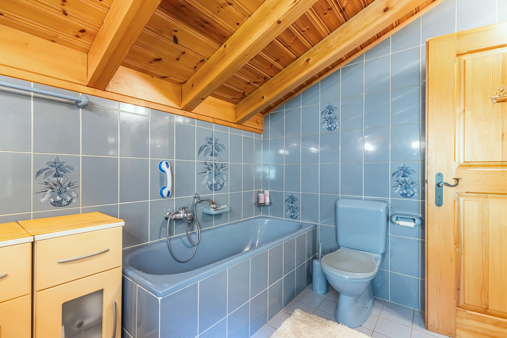 bad mit tile wall, fliesenwand, bad, komplettes badezimmer, und toilette