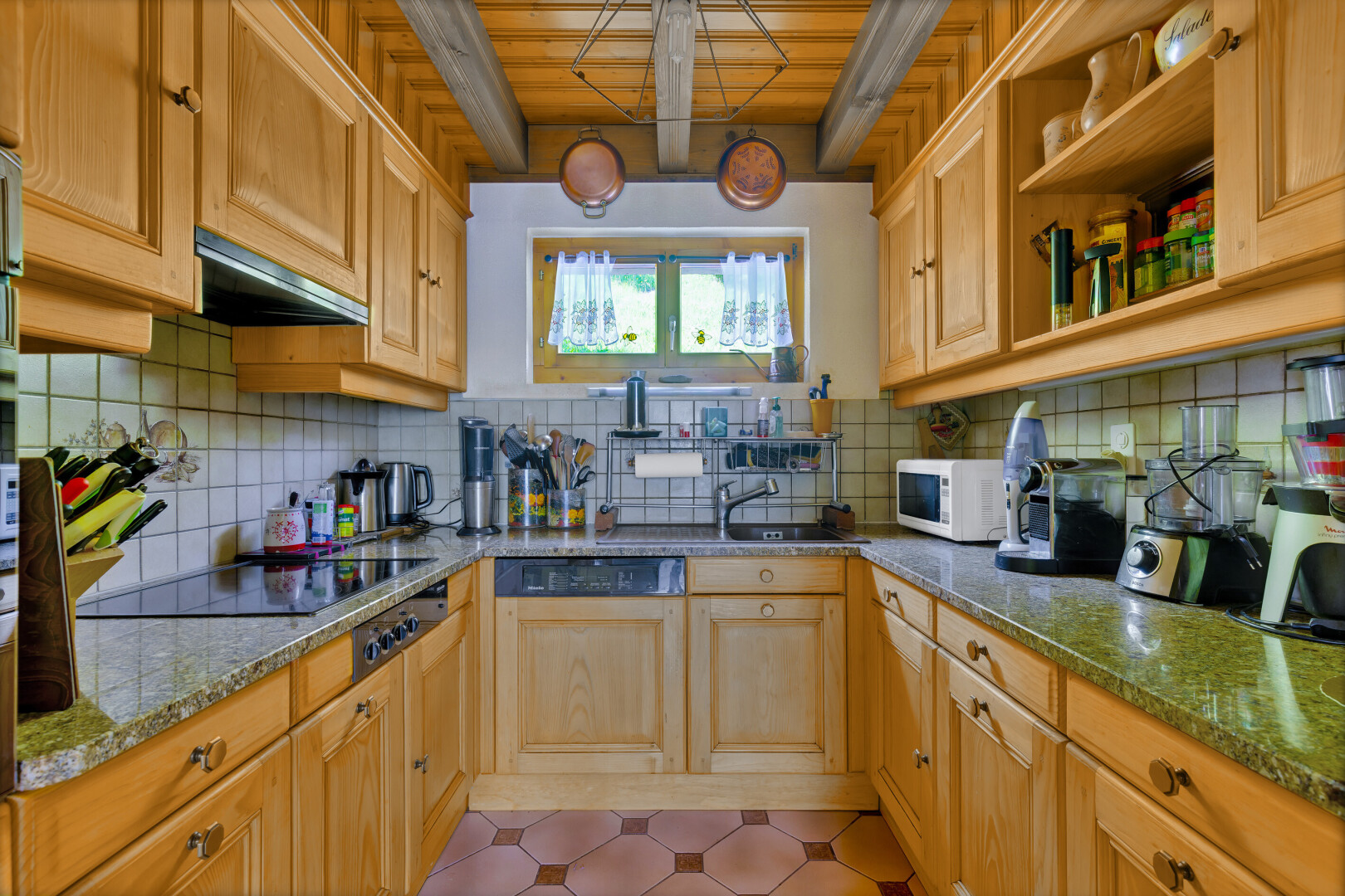 küche mit küchenrückwand beim herd, küchenrückwand beim Herd, inside property, herd, und stein arbeitsplatten