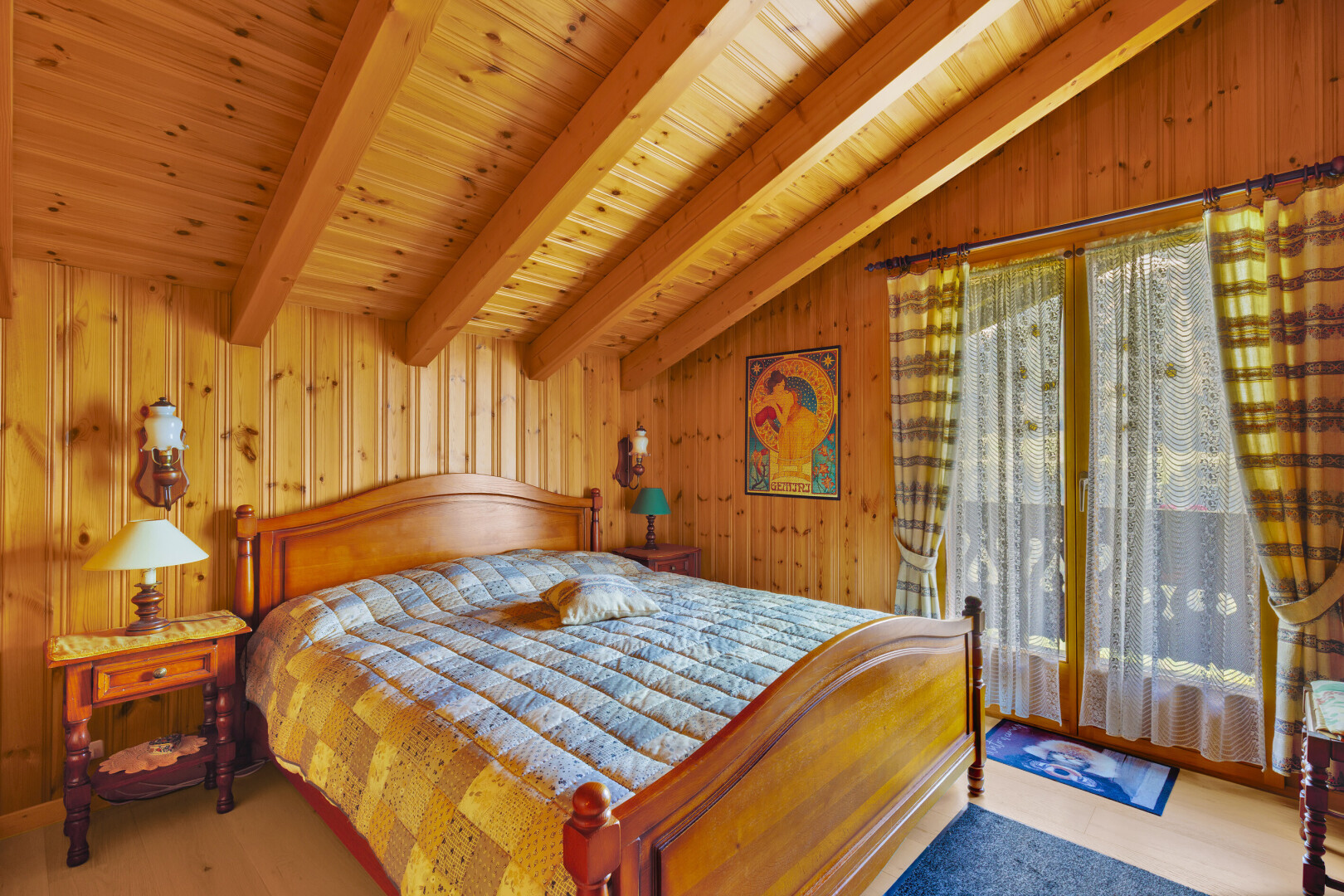 zimmer / schlafzimmer mit balkendecke, beamed ceiling, natürliches licht, natural light, und dachschräge
