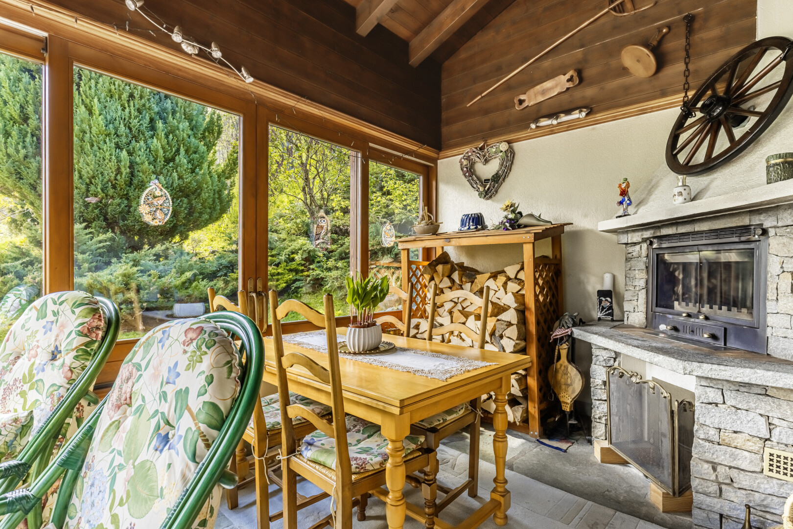 esszimmer mit kamin, dachschräge, vaulted ceiling, natürliches licht, und natural light