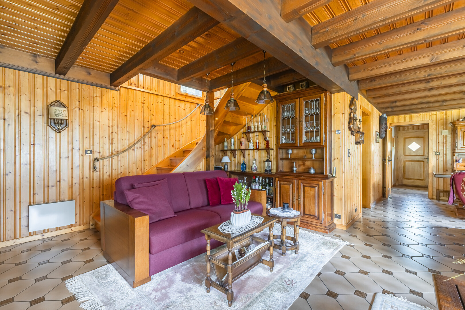 wohnzimmer mit wood wall, holzwand, vinyl floor, vinylboden, und vinyl tile