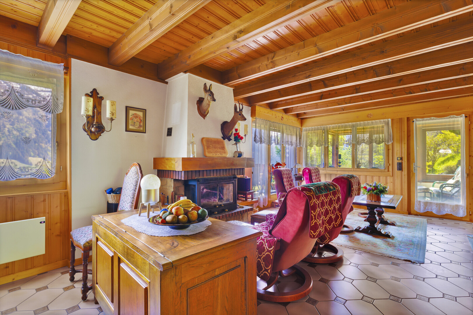 wohnzimmer mit vinylboden, vinyl floor, inside property, natürliches licht, und natural light