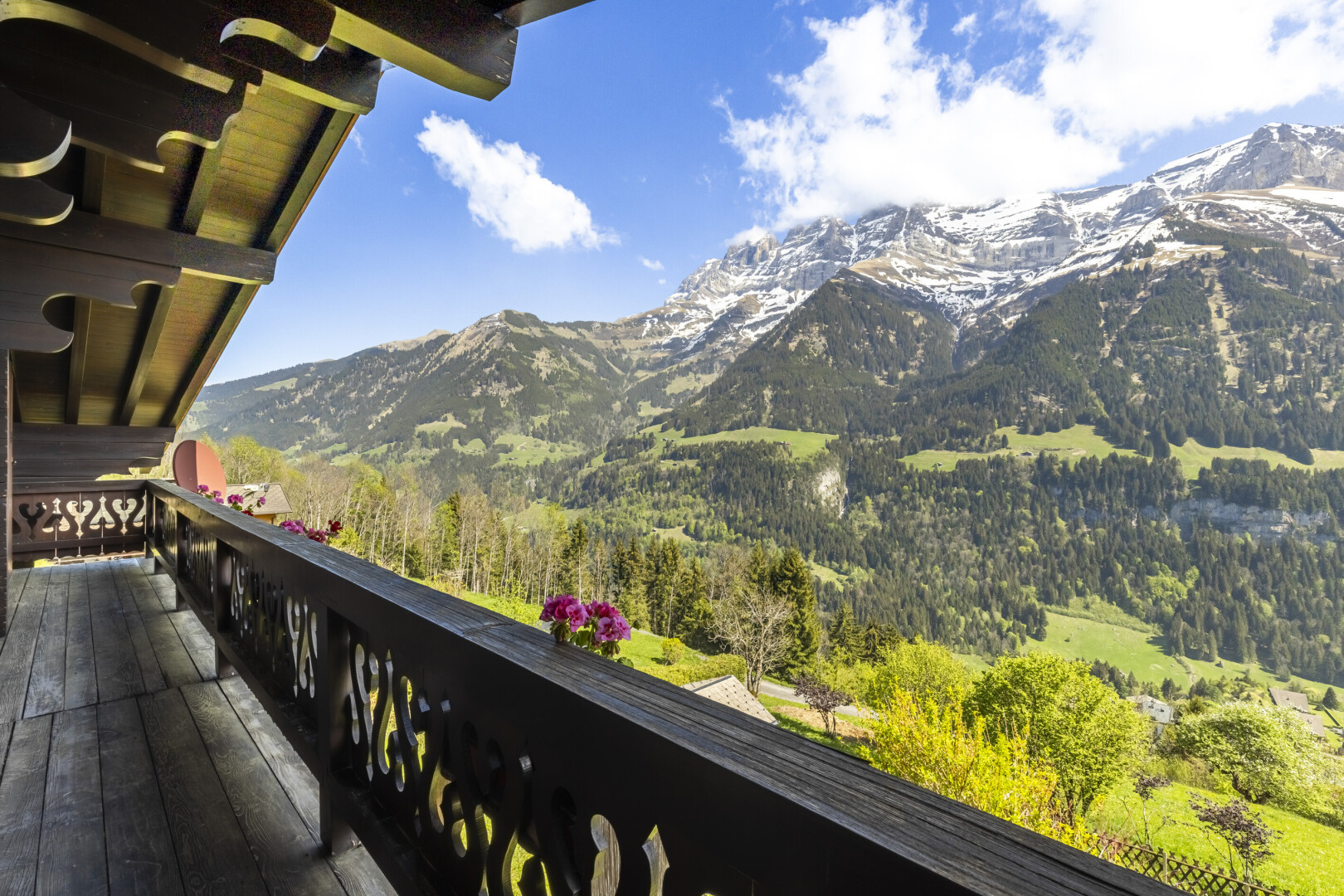 balkon mit from property, blick auf die berge, mountain view, day time, und balkon