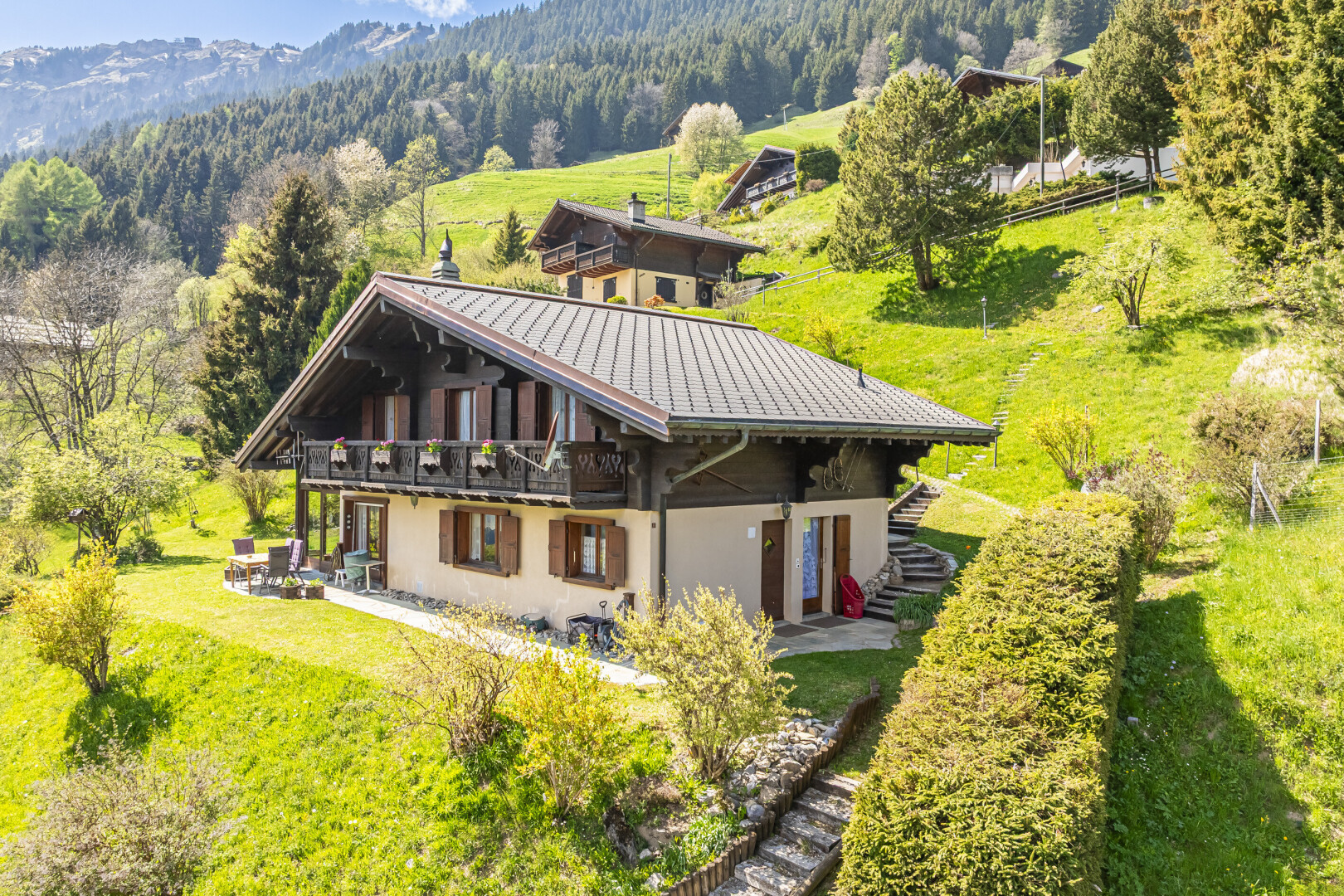 außenansicht mit stehfalzdach, forest view, waldblick, metalldach, und property visible