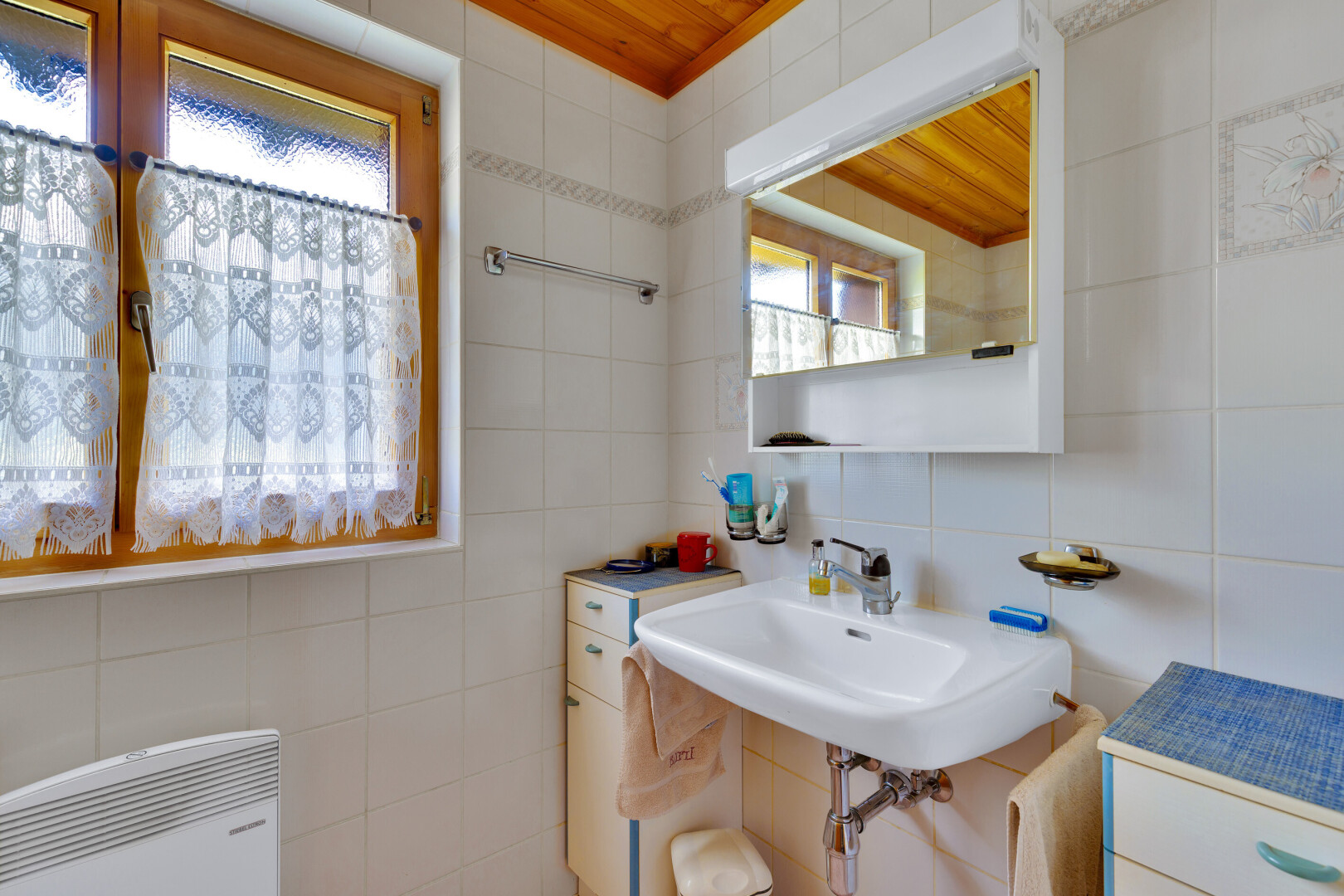 bad mit spiegel, fliesenwand, tile wall, inside property, und waschbecken