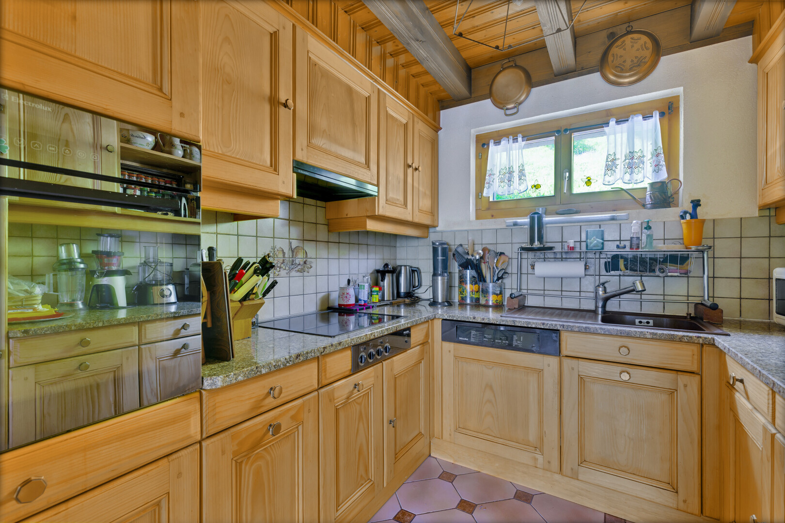 küche mit ofen, hellbraune schränke, light brown cabinets, inside property, und natürliches licht