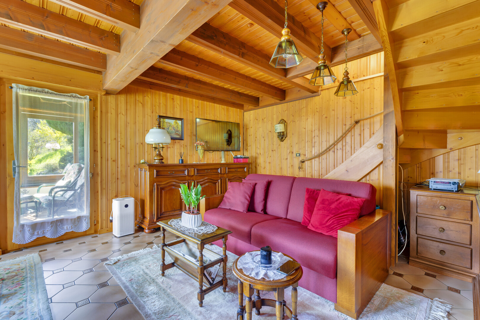 wohnzimmer mit treppen, balkendecke, beamed ceiling, inside property, und natürliches licht