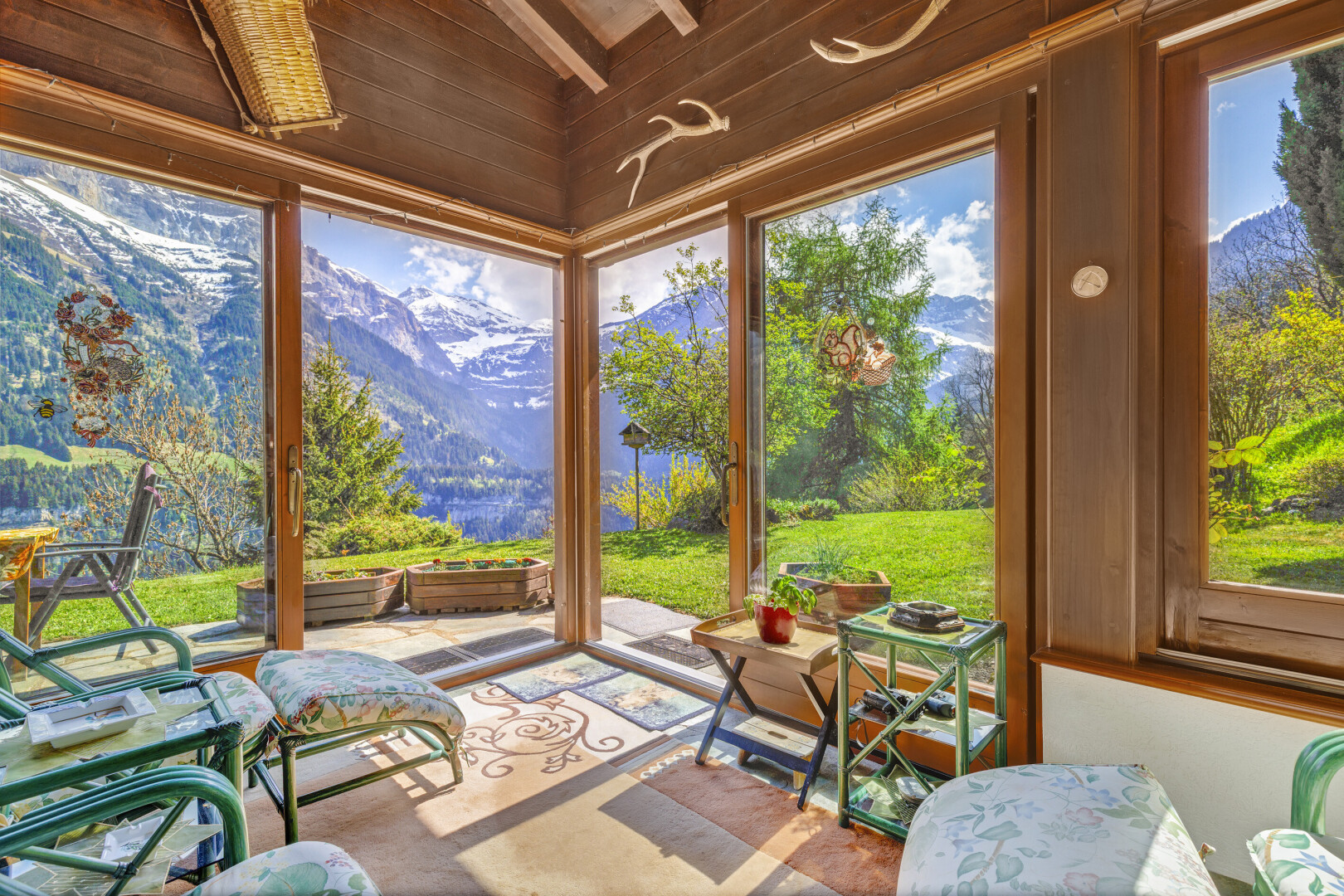 terrasse mit blick auf die berge, mountain view, day time, inside property, und rasen