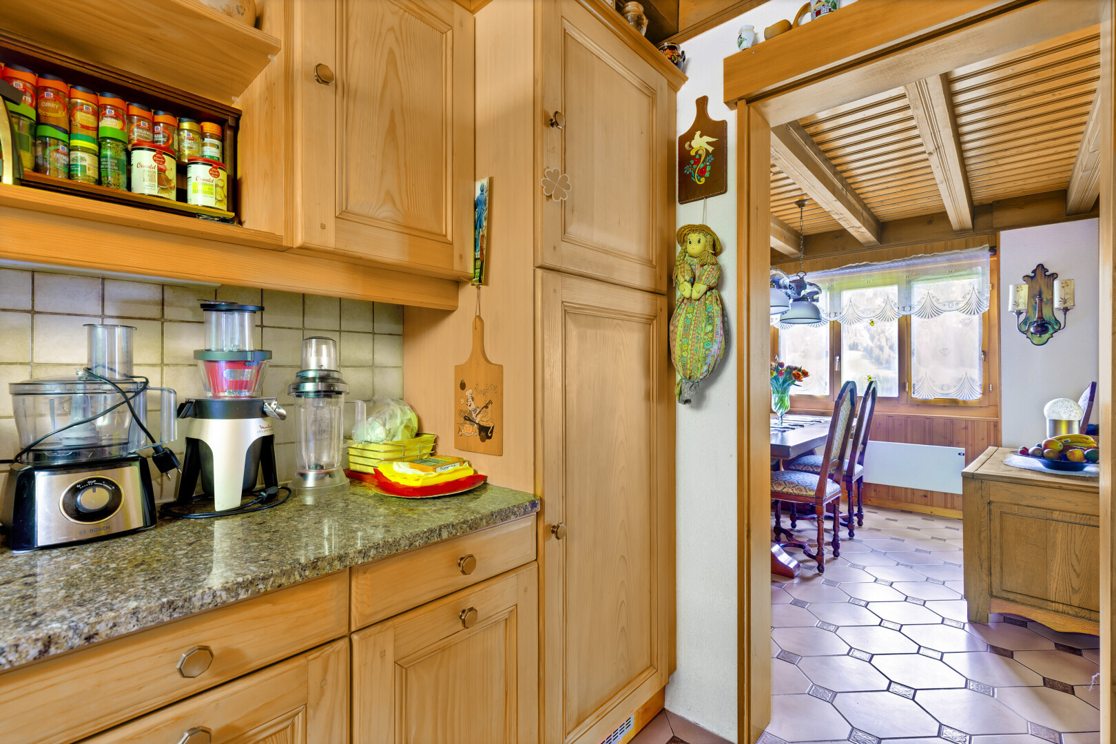 küche mit küchenrückwand beim herd, küchenrückwand beim Herd, hellbraune schränke, light brown cabinets, und inside property