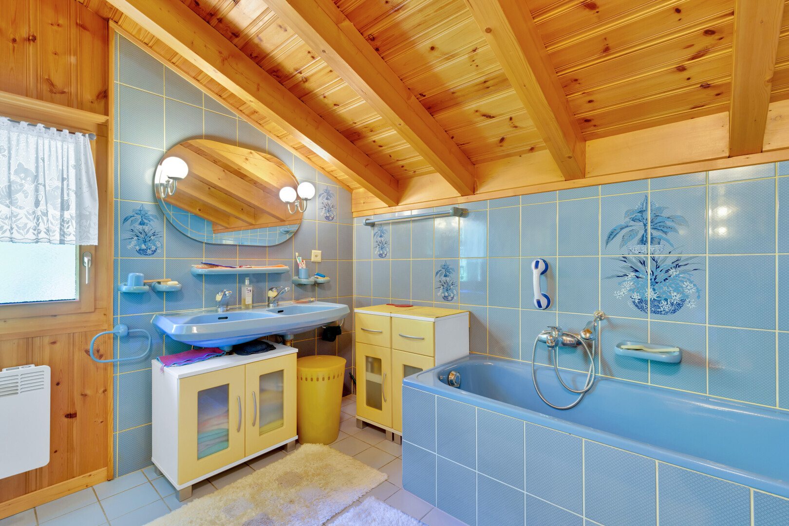 bad mit tile wall, fliesenwand, komplettes badezimmer, bad, und spiegel